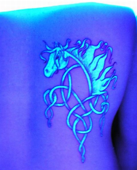 Tetovaa koja svijetlu u mraku