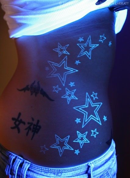 fluorescentna tetovaza na trbuhu